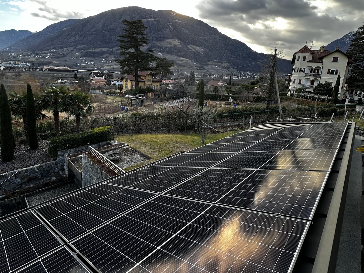 PV-Anlage mit Bergpanorama im Burggrafenamt