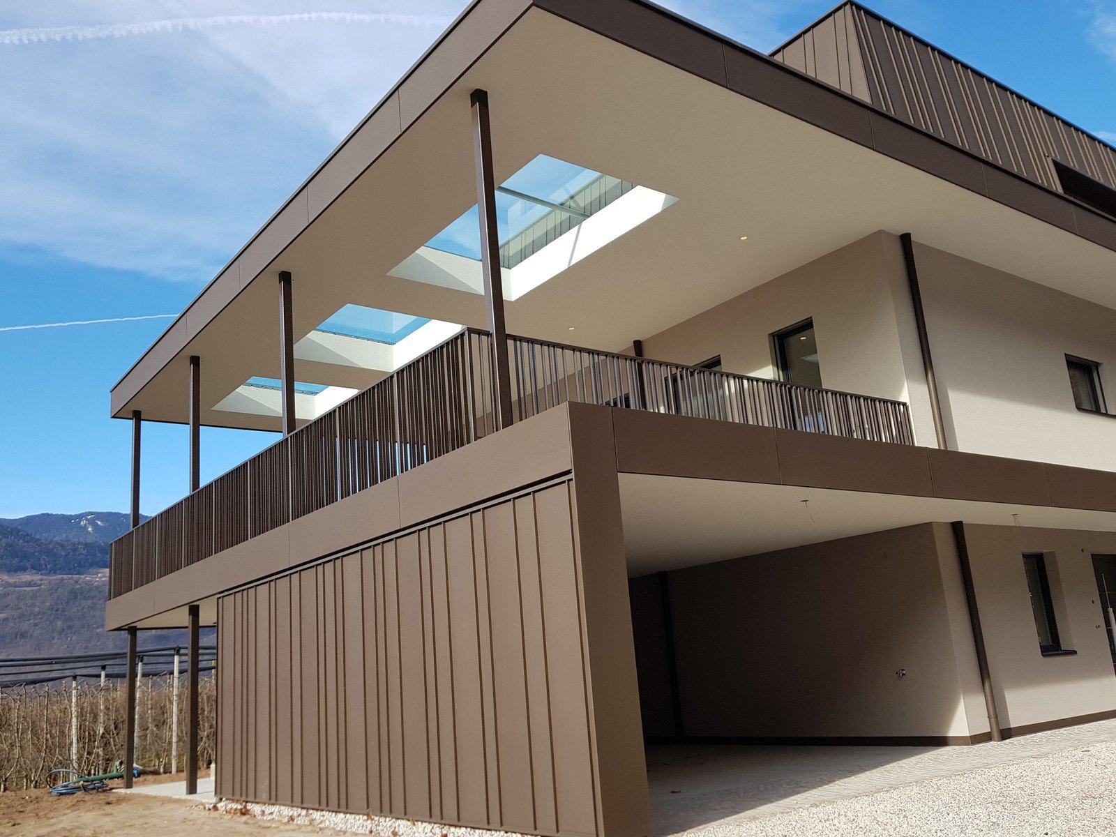 PREFA-Referenz: Wohnhaus mit Aluminium-Fassade und Dachrand in Braun